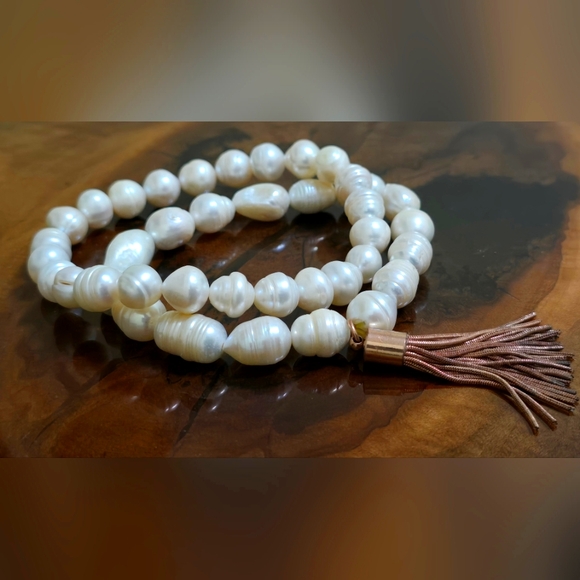 Elegant White Pearl Bracelets with Tassel - Picture 2 of 4